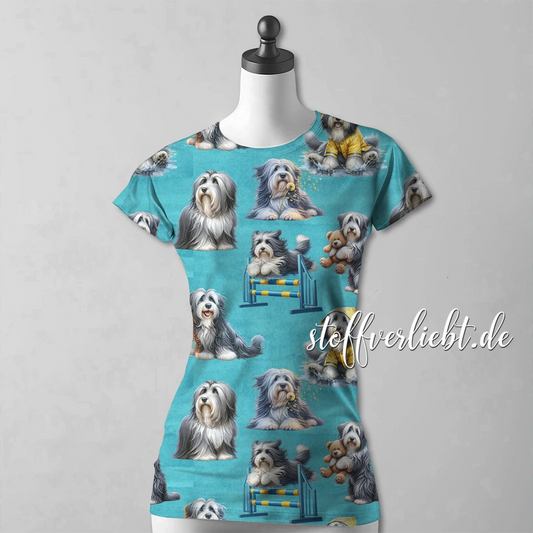 Nähbeispiel aus French Terry mit Bearded Collies auf Türkis – Look mit verspielten Szenen und ausdrucksstarken Hundemotiven - Beardie