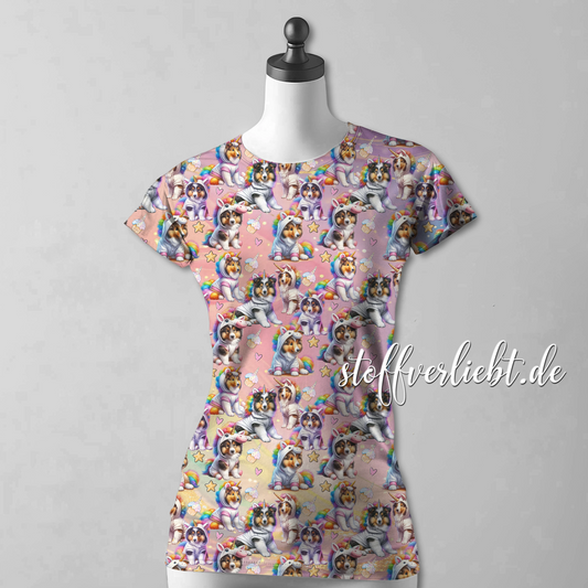 Shirt-Beispiel aus French Terry mit Collie-Einhorn-Motiv von stoffverliebt.de – detailreich und bunt auf rosa Hintergrund