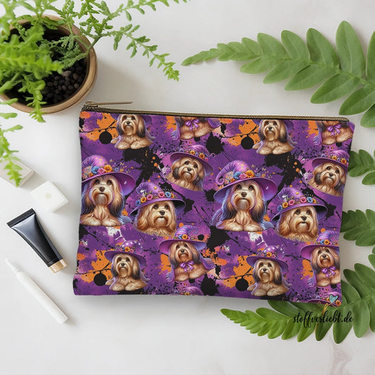 Kosmetiktasche aus Halloween-Canvas mit Havaneser-Motiv und Hexenhüten – Designbeispiel mit lila, orange und schwarzen Farbtönen - stoffverliebt.de