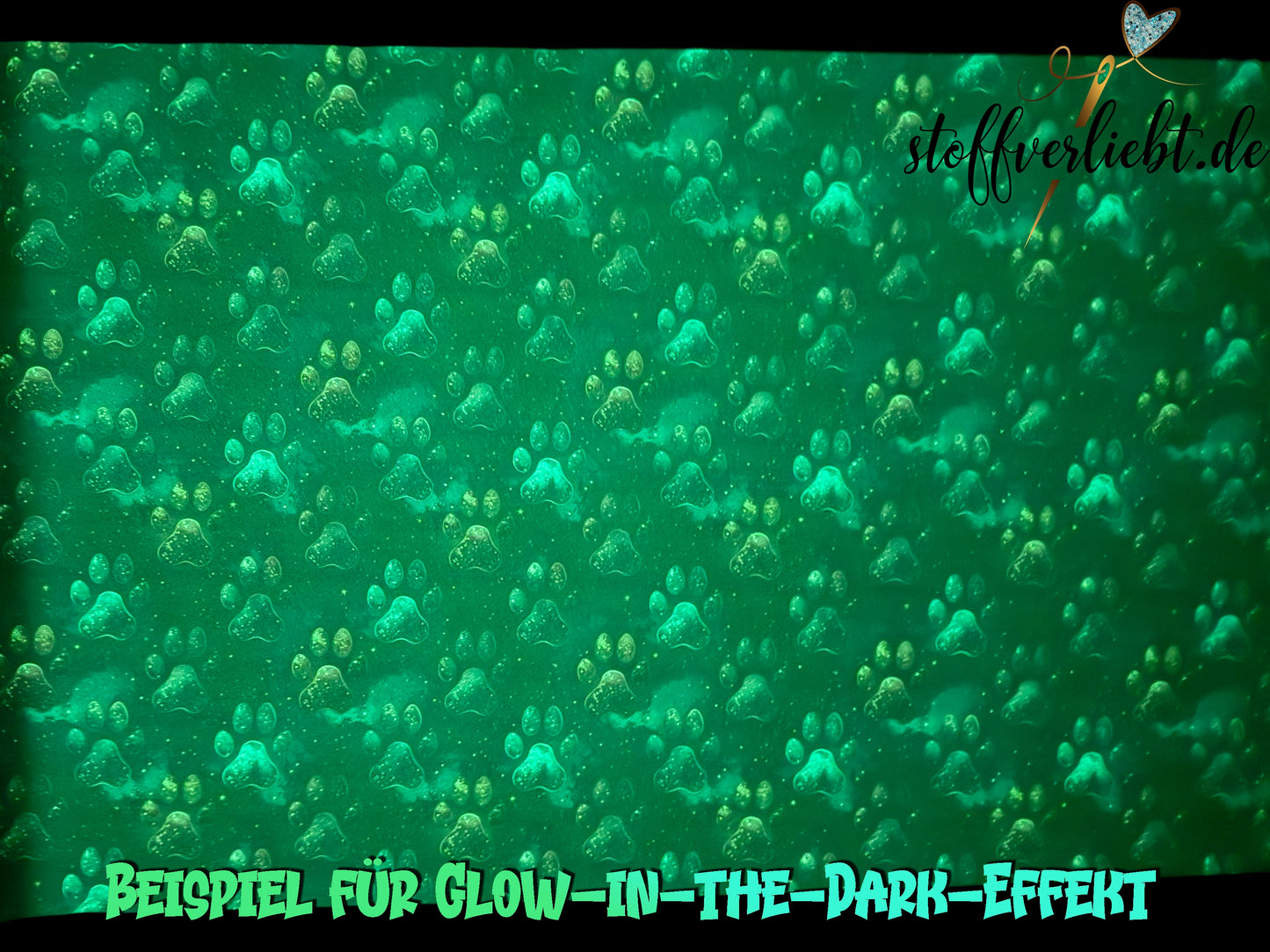 Beispiel für Glow-in-the-Dark Effekt – Kunstleder mit leuchtenden Akzenten im Dunkeln
