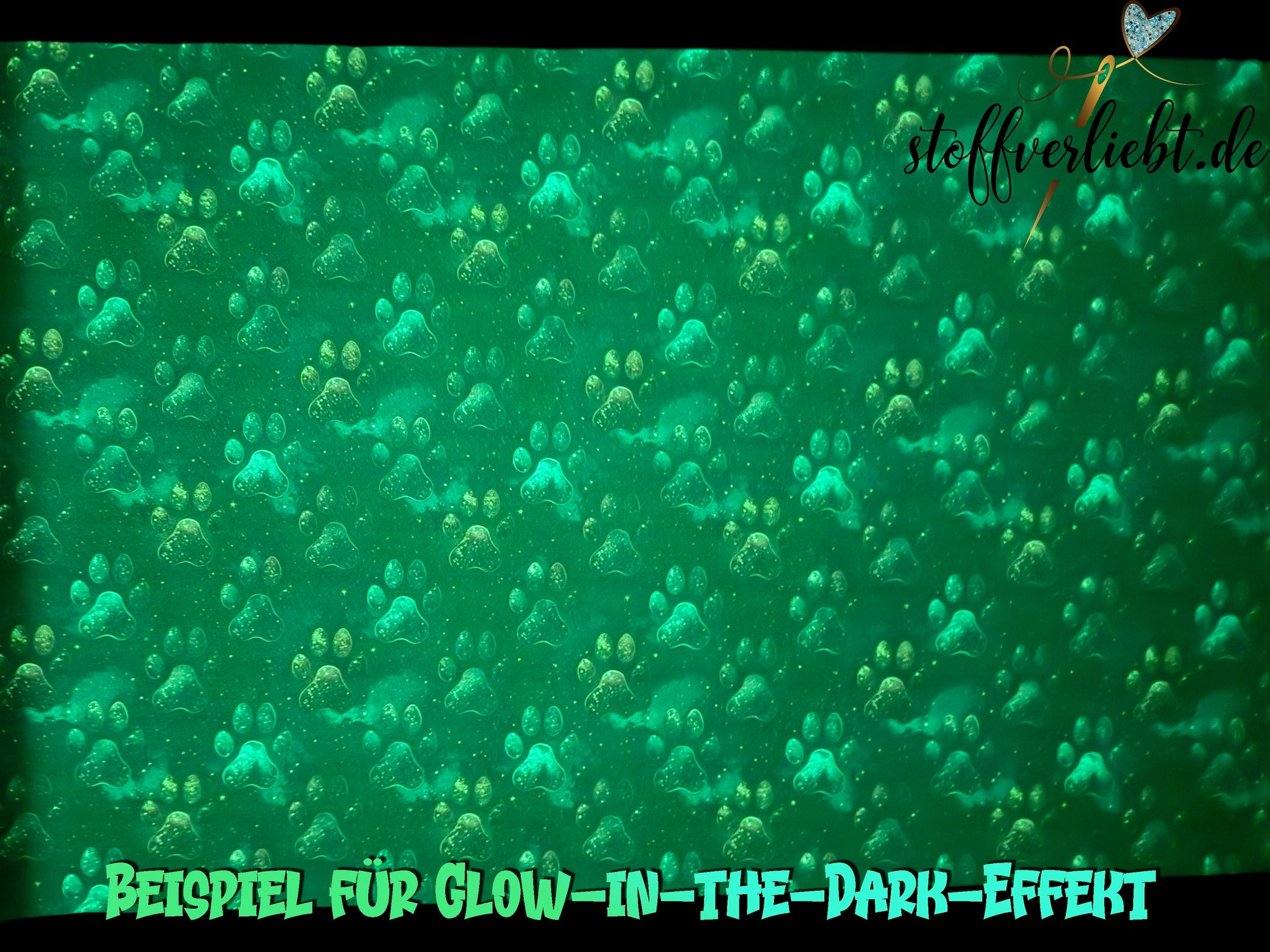 Beispiel für Glow-in-the-Dark Effekt – Kunstleder mit leuchtenden Akzenten im Dunkeln
