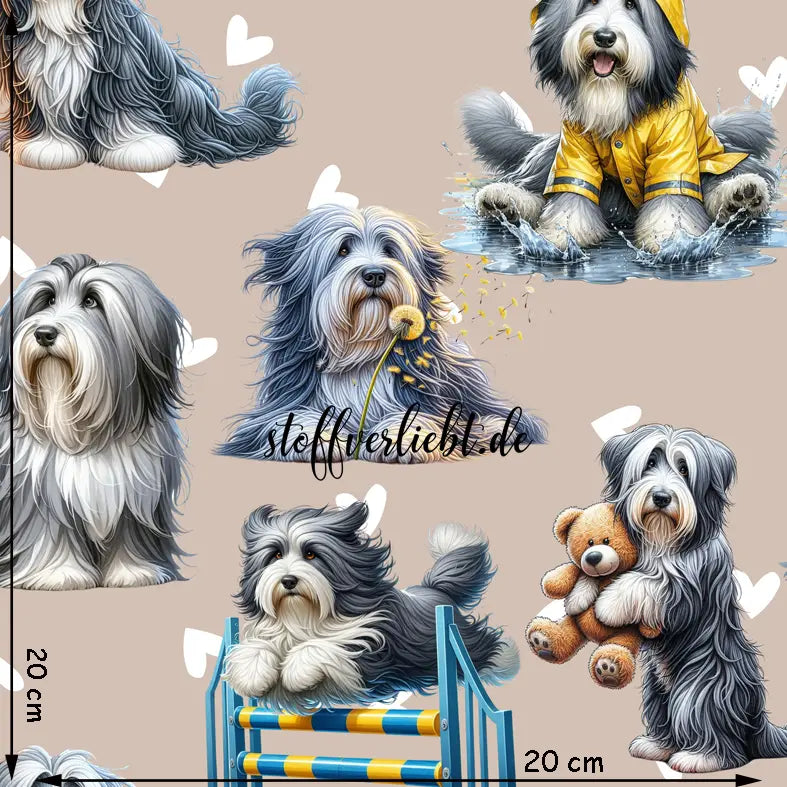 French Terry Stoff mit großen Bearded Collies (Beardies) auf beigefarbenem Hintergrund – detailreiche Hundemotive mit Teddybär, Pusteblume, Regenjacke und Herzen