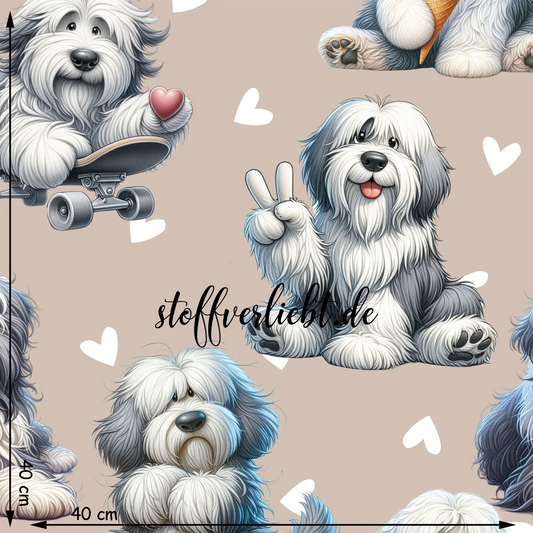 French Terry Stoff mit Old English Sheepdog, Herzen und Peace-Zeichen auf beigefarbenem Hintergrund – ideal für Hoodies, Kleider und Kinderbekleidung