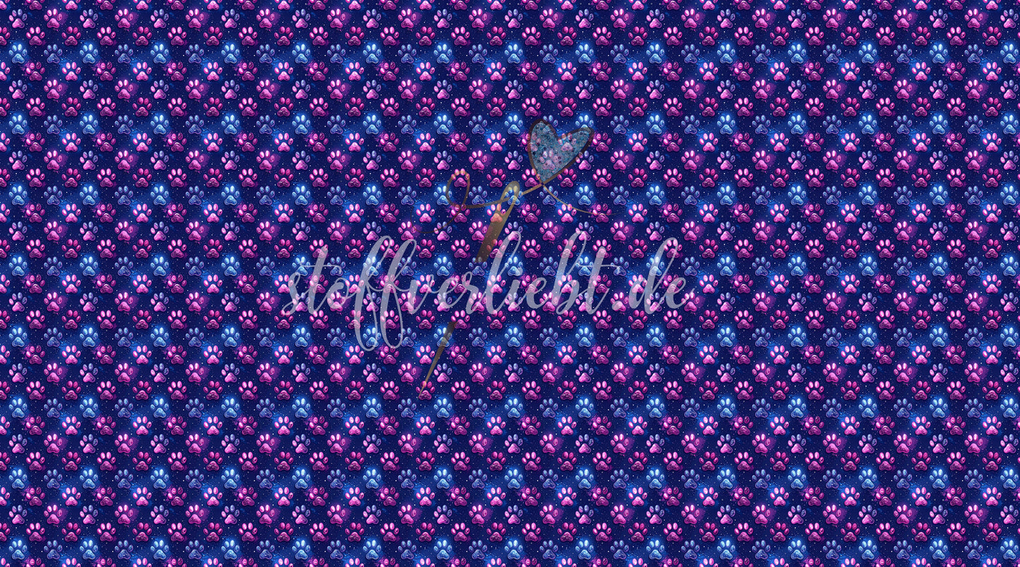 French Terry Meterware mit leuchtenden Hundepfoten in Pink und Blau auf dunkelblauem Hintergrund
